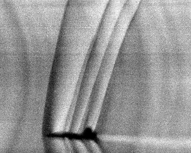 صورة:Schlieren photograph of T-38 shock waves.jpg