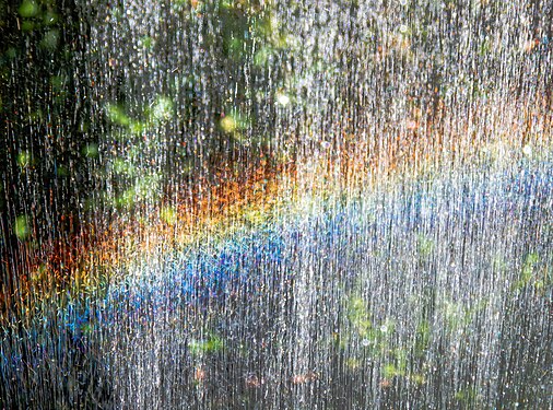 Scintille di colori arcobaleno, innaffiando il giardino