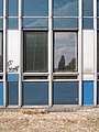 Modré boletické panely na budově gymnázia