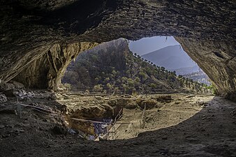 Interior de la cova de Shanidar amb, en primer terme, el jaciment arqueològic