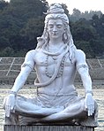 シヴァは数多くの様相を併せ持つ[227]。左：　バイラヴァ（英語版）、シヴァの恐ろしい側面を象徴的に表現する。17世紀から18世紀、ネパール。右：　瞑想に耽るヨーギーとしてのシヴァ。リシケーシュ。