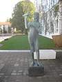 Frau mit Taube, Bronze, Stuttgart-Vaihingen, Schulhof der Schönbuchschule.