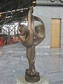 de:Biellmann-Pirouette, Skulptur von Elena Flamourakis-Blatsoura, Bronze, 1. Kopie (Koordinaten): Stuttgart-Degerloch, Keßlerweg 8, Eissportzentrum, 2. Kopie: Stuttgarter Flughafen, Terminal 1, Obergeschoss (Foto).