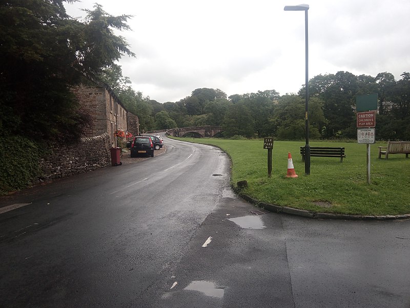 File:Slaidburn village home to a youth hostel.jpg