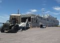 Rampa del USNS Spearhead desplegada y en uso, año 2014.