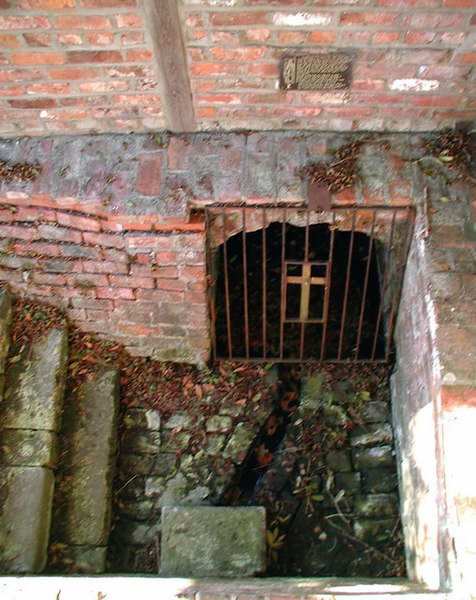 File:St Helen's Well, Great Hatfield - geograph.org.uk - 615574.jpg