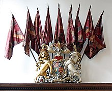 Drapeaux régimentaires de la spécification 1900, avec les anciennes armoiries royales des rois hanovriens (St Sepulchre-without-Newgate, Londres)