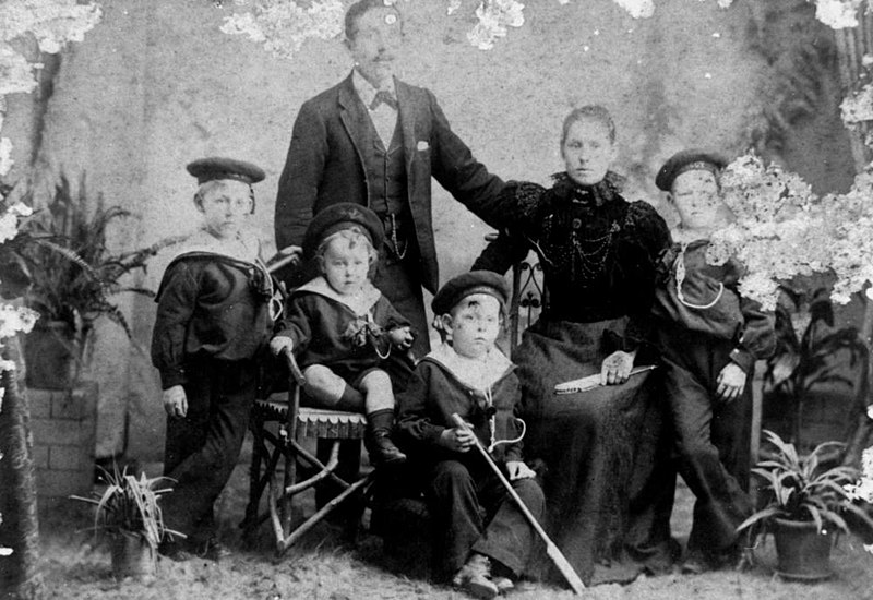 File:StateLibQld 1 102256 Portrait of Franz Viertel and family, ca. 1896.jpg