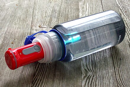 A portable, battery-powered, low-pressure mercury-vapour discharge lamp for water sterilization