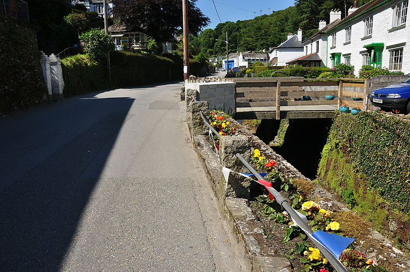 File:Street in Polperro (9845).jpg