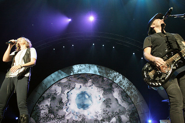 Sugarland performing in 2008
