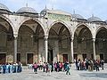 Il cortile porticato con uno degli ingressi