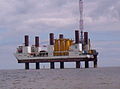TIV Resolution se positionnant en mer pour installer une éolienne.