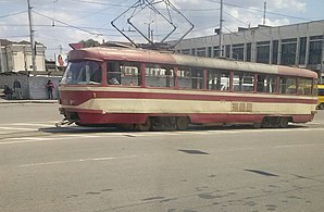 Tatra T3SU прямує під посадку пасажирів