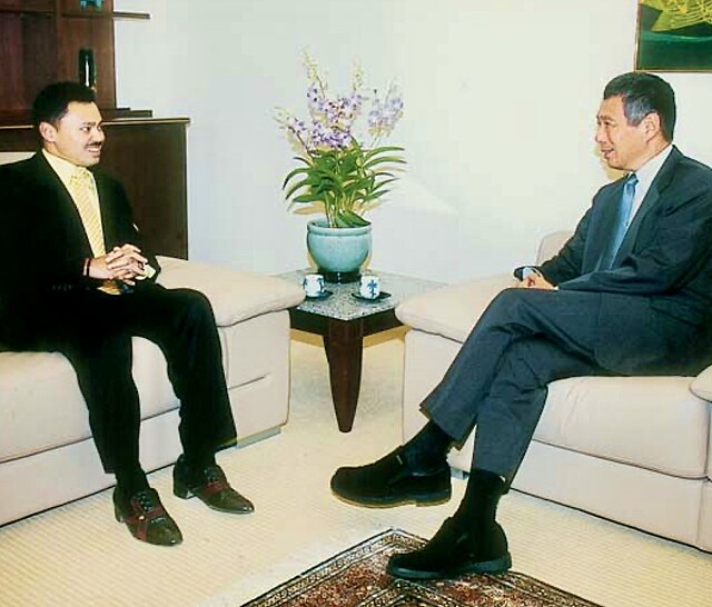 Al-Muhtadee Billah and Lee Hsien Loong on 9 March 2005.