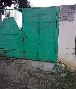 The gate of the Dagrav school.jpg