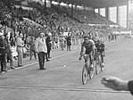 Thumbnail for File:Tour de France, 2e etappe Reims-Brussel. Finish, Roger Lambrecht en Jacques Marinelli (1949) (cropped).jpg