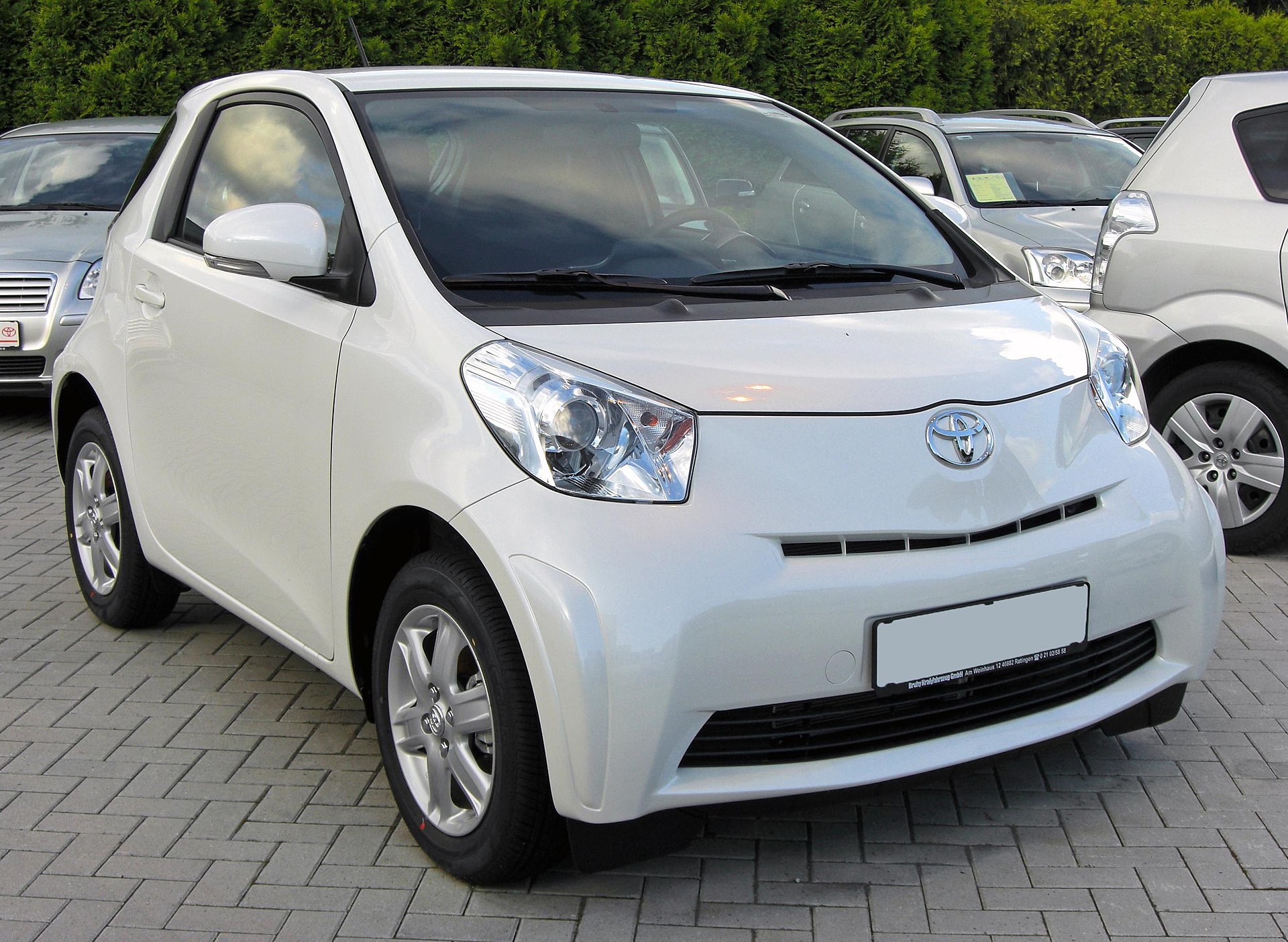 Difference between toyota iq and aston martin cygnet