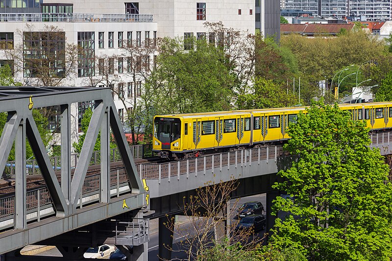 File:Train approaches BVG gate 05.jpg