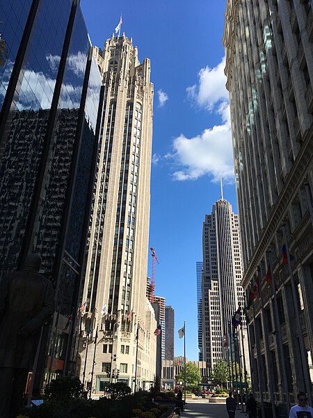 File:Tribune Tower (37543645204).jpg