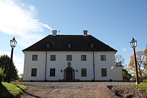 Trollesunds huvudbyggnad i oktober 2012.