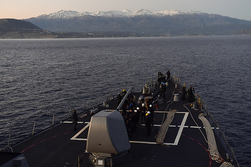 File:USS Carney pulls into Souda Bay, Greece. (23712446173).jpg