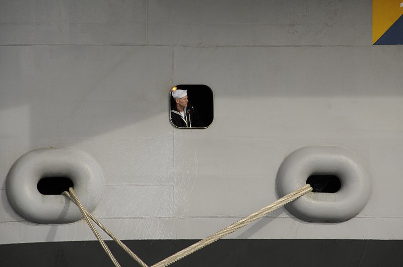 File:US Navy 111210-N-QO773-127 A Sailor observes other Sailors securing mooring lines.jpg