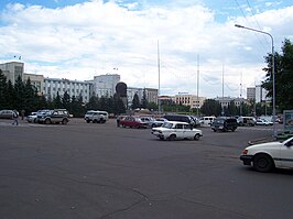 Het centrale plein van Oelan-Oede, met een gigantisch betonnen hoofd van Lenin en daarachter het parlementsgebouw van Boerjatië