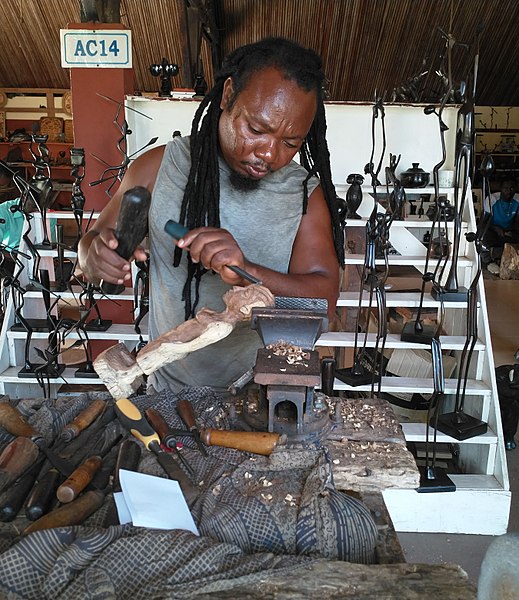 Fichier:Un sculpteur d'objets d'art à Cotonou.jpg