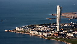 Skyskrapan Turning Torso höjer sig högt över resten av Västra hamnen