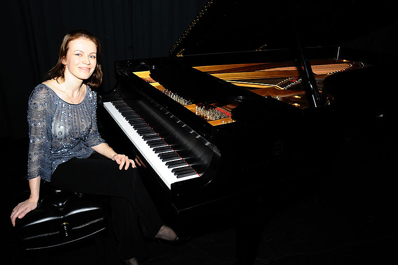 File:Valentina Igoshina with piano.jpg