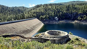 Wasserseitige Böschung mit der Dichtungsschicht aus Asphaltbeton, davor der Überfalltrichter