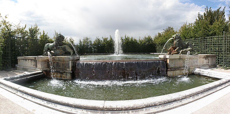 File:Versailles-Fontaine du soir.jpg