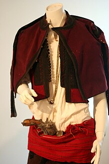 Men's mitan, xhamadan (underneath), shoke and the decorative revolver Veshje Tradicionale (8).JPG