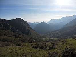 Vista a los Valles de Ponga desde Collada Moandi - panoramio.jpg