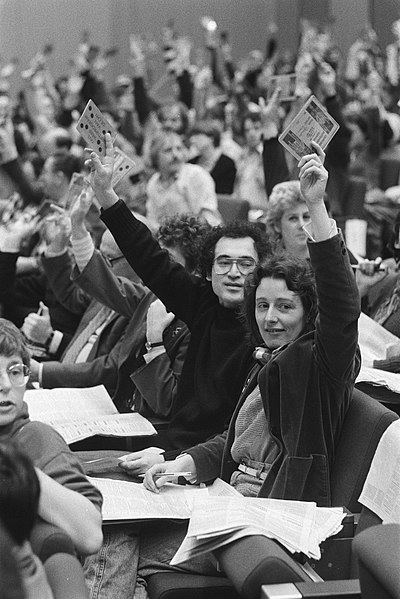 File:Voortzetting CPN-congres in Amsterdam Ina Brouwer tijdens stemmingen, Bestanddeelnr 932-8811.jpg