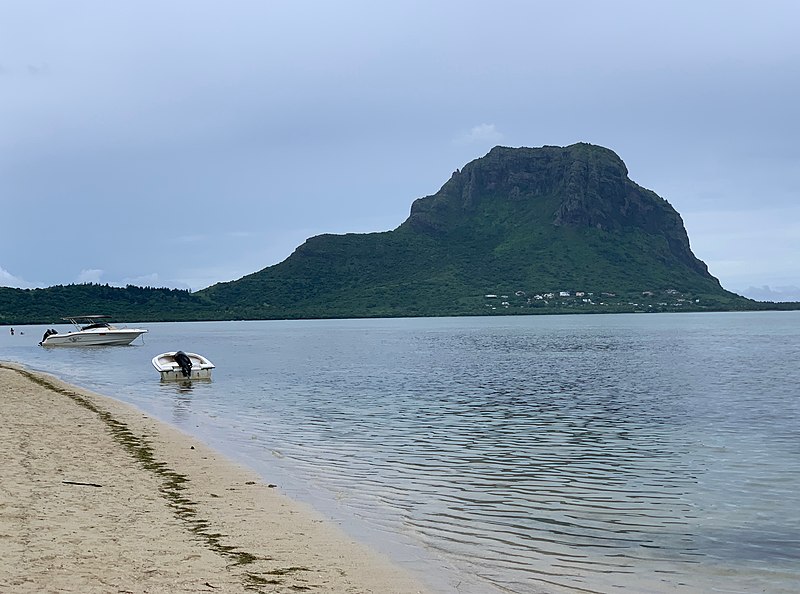 File:Vue d'une plage de l'île aux Bénitiers et Morne Brabant (2).jpg