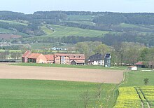 Blick zum Hofgut Wilhelmsglücksbrunn (Kamerastandort51.03832106166710.231490135278)