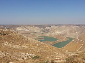 بحيرة السد على الحدود الأردنية/ السورية