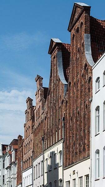 File:Wahmstraße 29-37 (Lübeck-Altstadt).Giebel.2.ajb.jpg