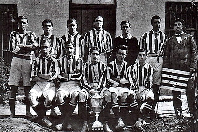 Montevideo Wanderers with the trophy in 1911