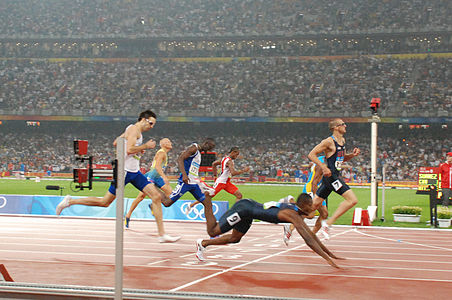 This picture is an exclusivity of wp commons, showing the arrival of the 400m of the Beijing Olympics in 2008 and the "diving for the bronze" of David Neville caught in action.