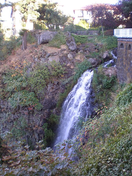 File:Waterfall at Columbia Gorge Hotel (2011).jpg