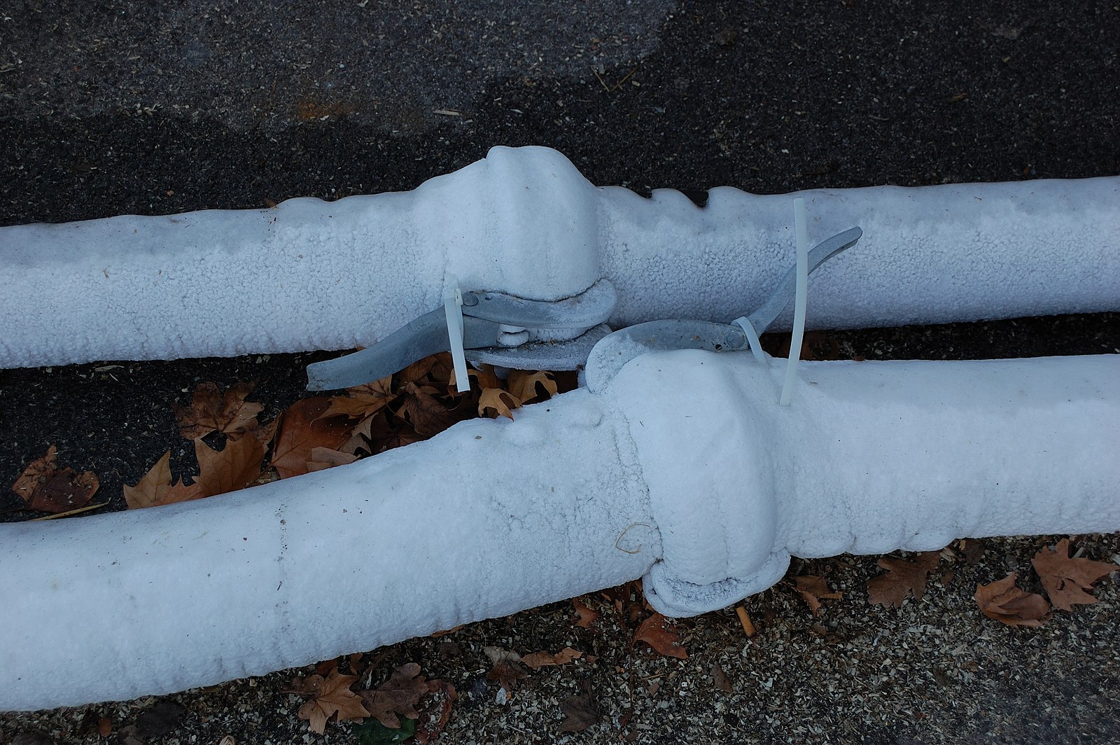 Отогрев пластиковых труб водопровода