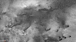 火星勘测轨道飞行器背景相机拍摄的刘歆陨击坑中的沙丘，暗线纹是尘暴痕迹。注：这是前一幅刘歆陨击坑图像的放大版。