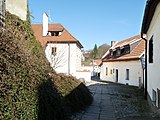 Čeština: Ulice V Jámě v Českém Krumlově, v pozadí dům čp. 95. English: V Jámě Street, Český Krumlov, South Bohemian Region, Czech Republic with house No 95 at the back.