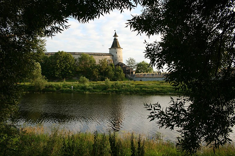 File:Башня Кутекрома (вид через Пскову).jpg