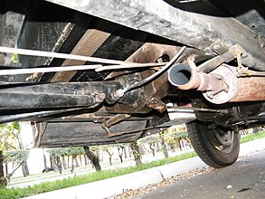 Fijando el tubo con el eje cardán a la caja de cambios, se ve el cable flexible del accionamiento del velocímetro