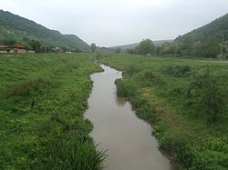 Долината и коритото на реката в село Сваленик на южния край на природния парк