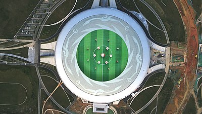 2021年夏季ユニバーシアード主会場の東安河球場の頂上にある太陽神鳥の図案